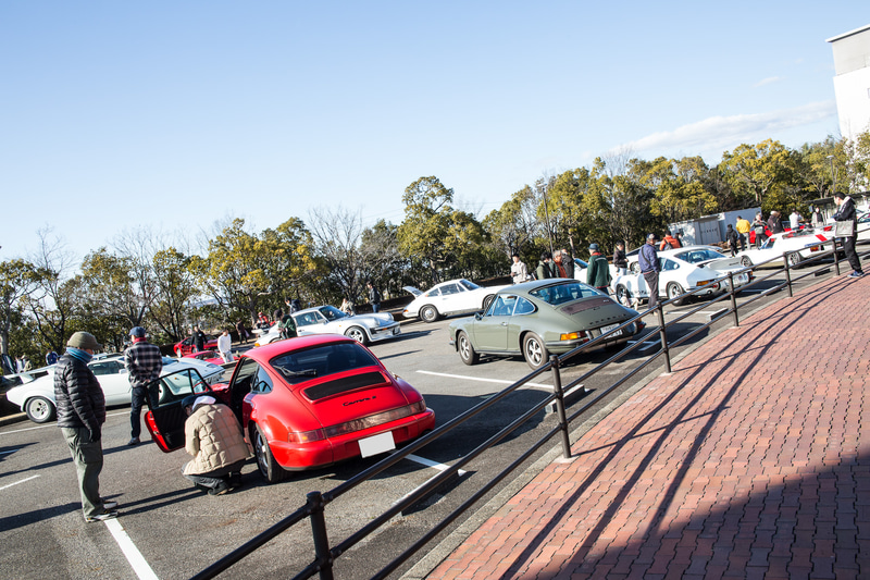 P1駐車場で行なわれた「サーキットの狼ミーティング」。来場者も興味津々で展示車両を見学していた