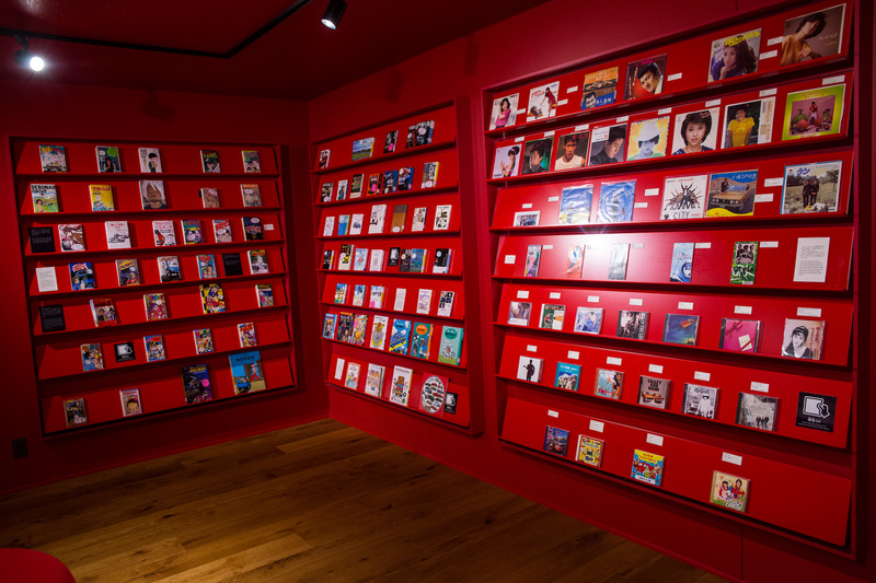 2019年に開館30周年を迎えたトヨタ博物館では、新たな常設展示室「クルマ文化資料室」をオープン。その中にはクルマを題材にした映画、音楽、文学、漫画のコーナーが用意される