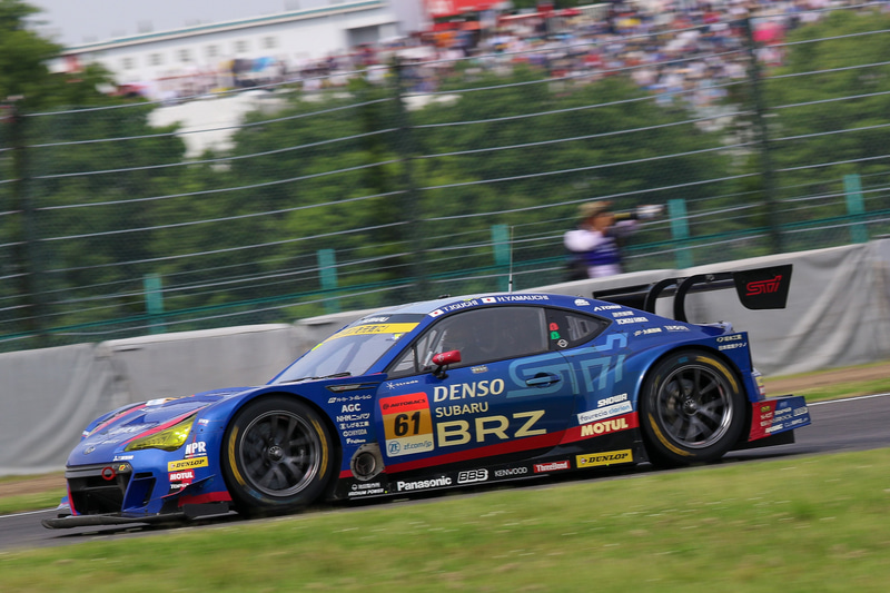 「WRX STI NBR Challenge 2020モデル」（左、画像は2019年モデル）や、「SUBARU BRZ GT300 2020モデル」（右、画像は2019年モデル）がデモ走行