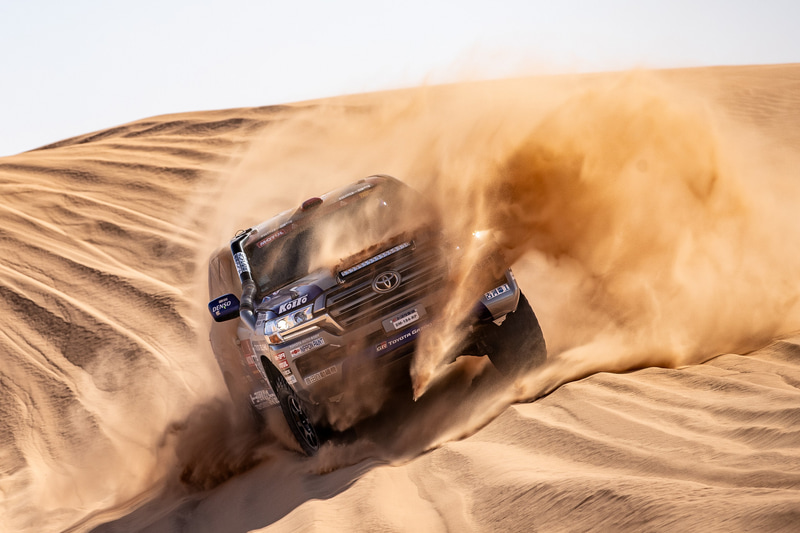 「ダカールラリー 2020 サウジアラビア」に参戦し、市販車部門2位を獲得した「ランドクルーザー200 ダカールラリー参戦仕様」338号車のレプリカもデモ走行を披露