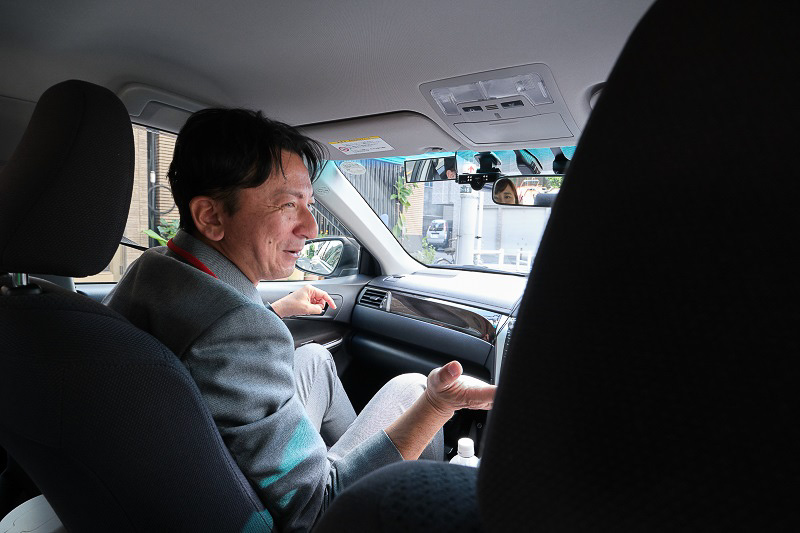 プロの講師が助手席からアドバイスする