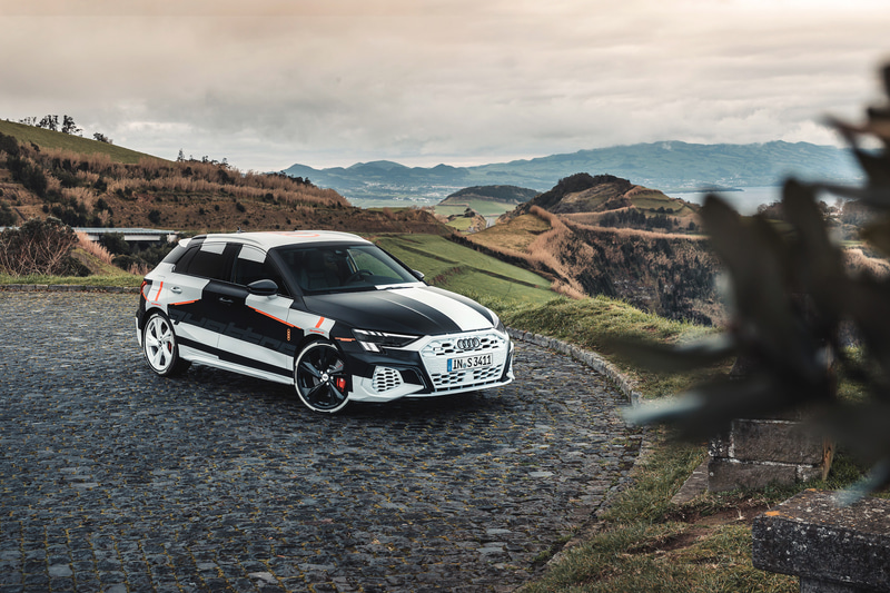 カモフラージュされる新型A3 スポーツバック