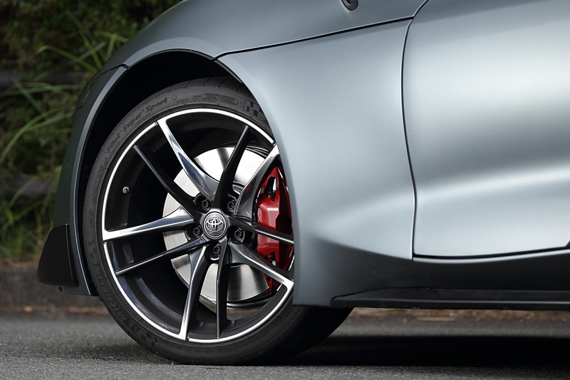 こちらは日本仕様のスープラ RZの足下