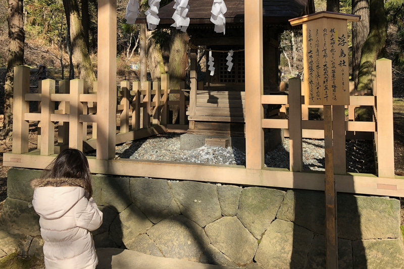 祓戸大神（はらえどのおおかみ）を祀る浮島社は、どんな洪水などにも決して流されない不思議なパワーを持っているんだとか。毎年6月に夏越しの大祓式が行なわれるそうですよ。熱心に参拝していた娘は、いったい何を願ったのでしょうか（笑）
