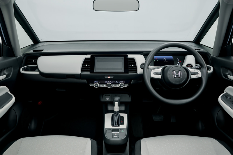 BASICはファブリックシートを採用。内装色はソフトグレーとブラックの2種類