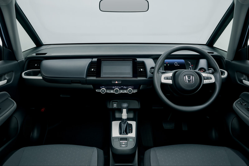 BASICはファブリックシートを採用。内装色はソフトグレーとブラックの2種類