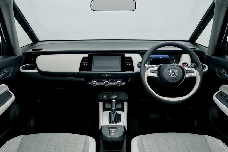 HOMEは表皮がプライムスムース×ナチュラルテキスタイルとなるコンビシートを採用。内装色はソフトグレーとブラックの2種類