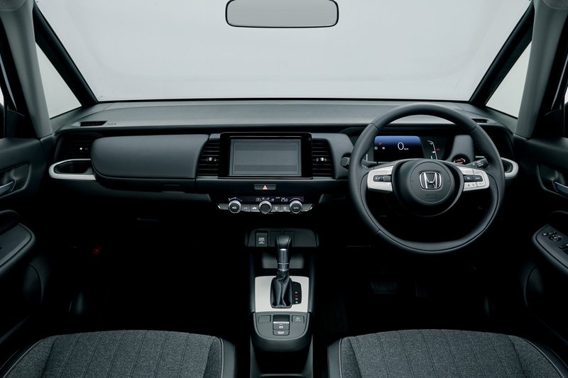 HOMEは表皮がプライムスムース×ナチュラルテキスタイルとなるコンビシートを採用。内装色はソフトグレーとブラックの2種類