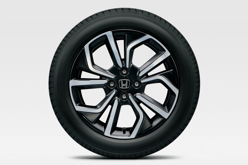 アクティブなフィンスタイルの16インチアルミホイールを標準装備。タイヤサイズは185/55R16 83V