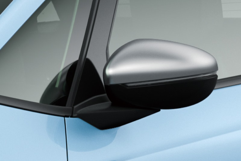 前後バンパーやフェンダーなどをブラックアウトしてクロスオーバーテイストの力強さを表現。ドアミラーは高輝度シルバー塗装となる