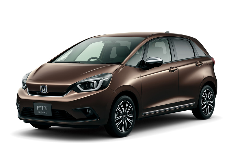 フロントグリルやドアミラー、ドアロアーガーニッシュなどにプラチナ調クロームメッキの加飾を設定