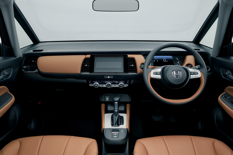 内装色はブラウンとブラックの2種類で、専用本革シートを装着