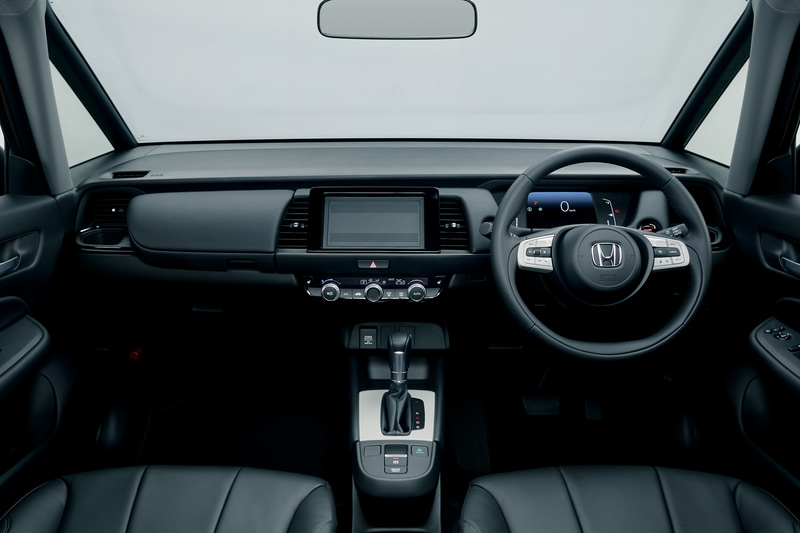 内装色はブラウンとブラックの2種類で、専用本革シートを装着