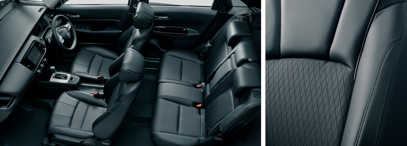 内装色はブラウンとブラックの2種類で、専用本革シートを装着