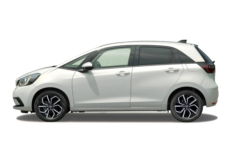 クロスオーバースタイルを採用するCROSSTAR以外は5ナンバーサイズを維持。CROSSTAR以外の2WD車のボディサイズは3995×1695×1515mm（全長×全幅×全高）で、ホイールベースは全車2530mm