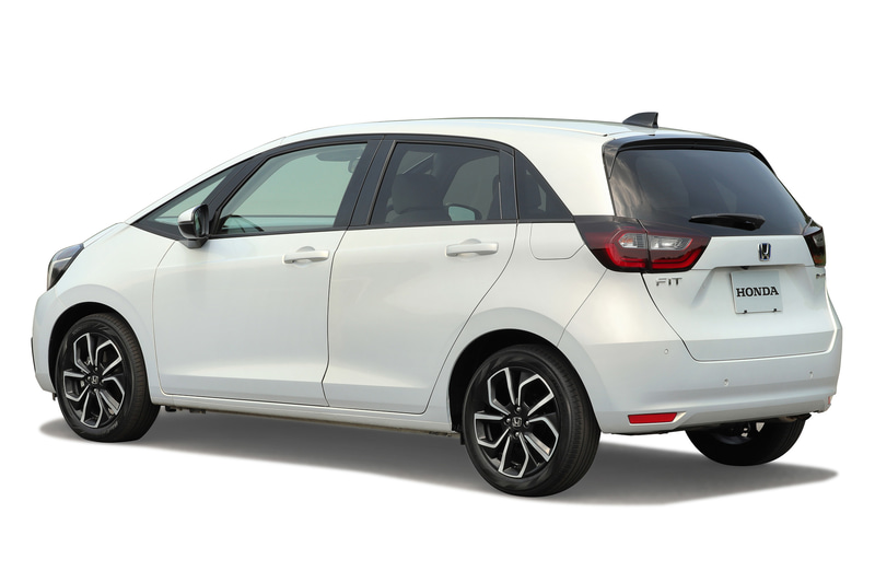 クロスオーバースタイルを採用するCROSSTAR以外は5ナンバーサイズを維持。CROSSTAR以外の2WD車のボディサイズは3995×1695×1515mm（全長×全幅×全高）で、ホイールベースは全車2530mm