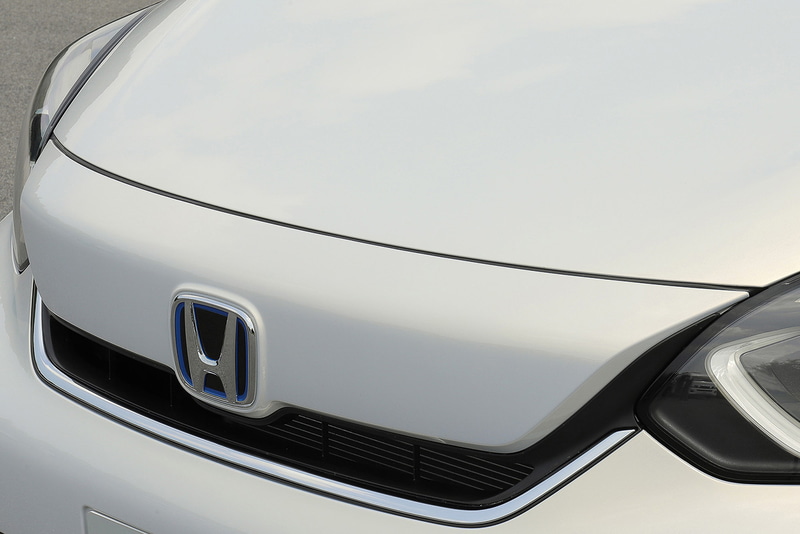 フロントマスク全体の印象を穏やかにするため、CROSSTAR以外のモデルは「グリルレスフロントフェイス」を採用