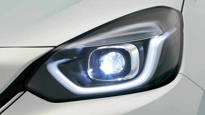 「フルLEDヘッドライト」はガソリンエンジンモデルのBASIC以外に標準装備