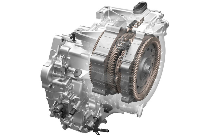 e：HEVでは走行用と発電用の2つのモーターを内蔵する電気式CVTを採用。状況に応じてバッテリーの電力で走行用モーターを動かして走る「EVドライブモード」、エンジンで発電した電力により走行用モーターを動かして走る「ハイブリッドドライブモード」、エンジンとタイヤをクラッチで直結させて走る「エンジンドライブモード」などを使い分ける