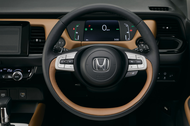 ホンダのコンパクトカーとして初めてメーターパネルに7インチフルカラー液晶を採用