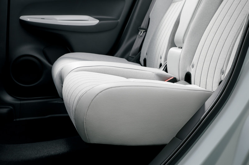 座面のパッド厚をフロントで30mm以上、リア（写真）で24mm拡大