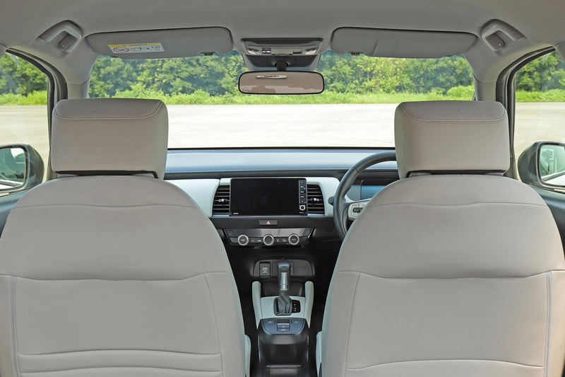 フロントシートの形状変更でリアシートの開放感を高めた