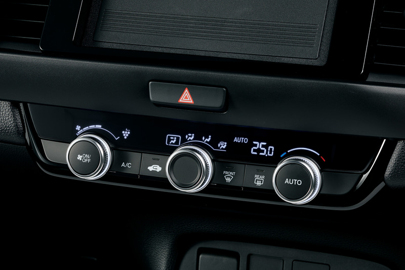 ガソリンエンジンモデルのBASIC以外はフルオートエアコンを採用。NESSではプラズマクラスター技術搭載品となる