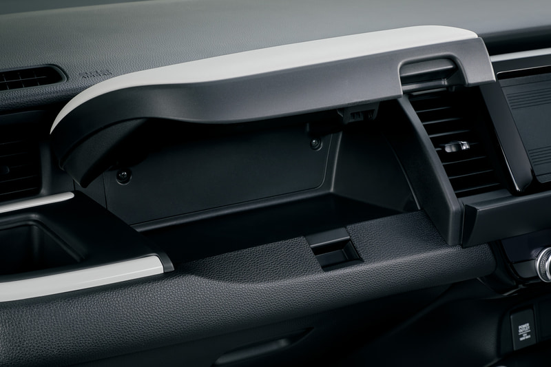 ボックスティッシュなども収納できるインパネアッパーボックスやスマートフォンなどを入れておくためのシートバックポケットなど、収納スペースを多彩に用意する