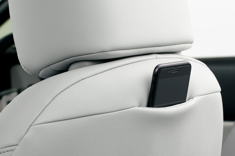 ボックスティッシュなども収納できるインパネアッパーボックスやスマートフォンなどを入れておくためのシートバックポケットなど、収納スペースを多彩に用意する