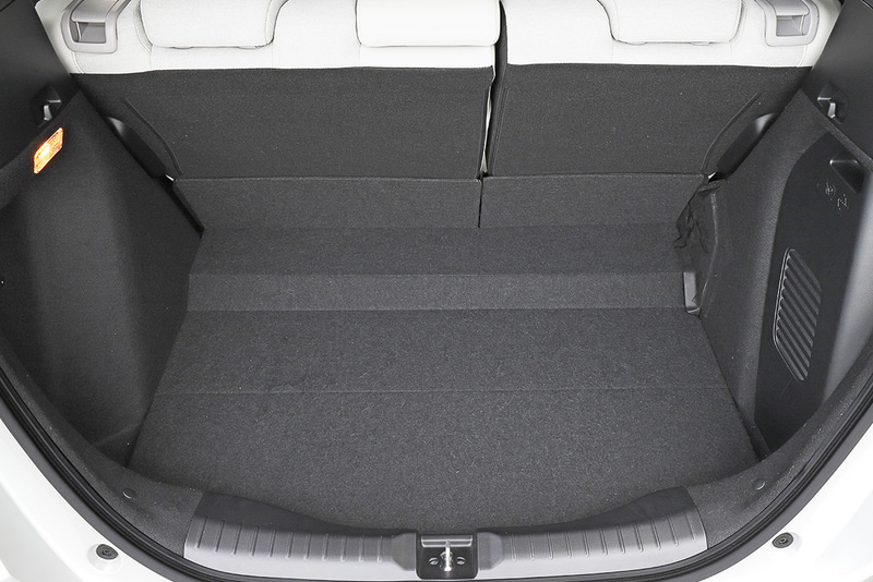 ラゲッジアンダーボックスの容量は先代モデル比で3.5倍の14Lに拡大した