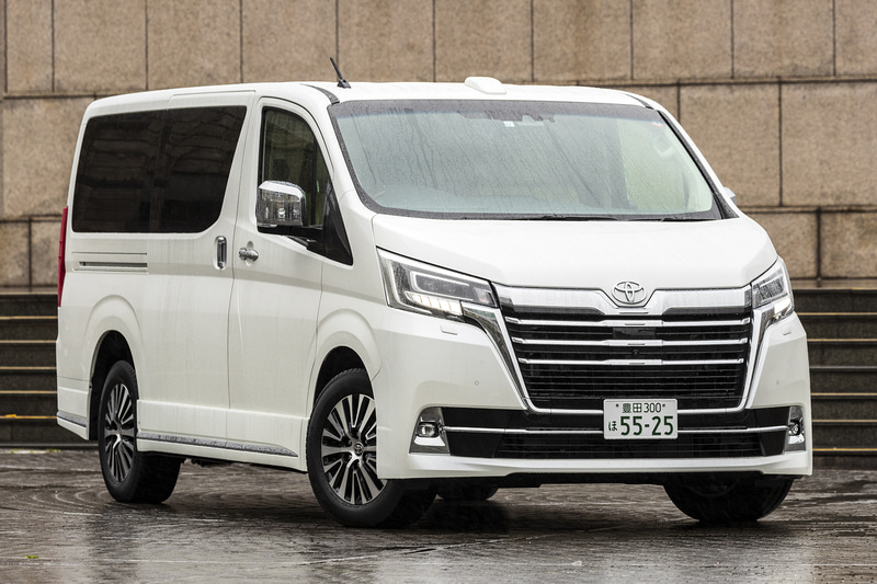 撮影車両はグランエースの8人乗りモデル「G」（620万円）。ボディカラーはホワイトパールクリスタルシャイン