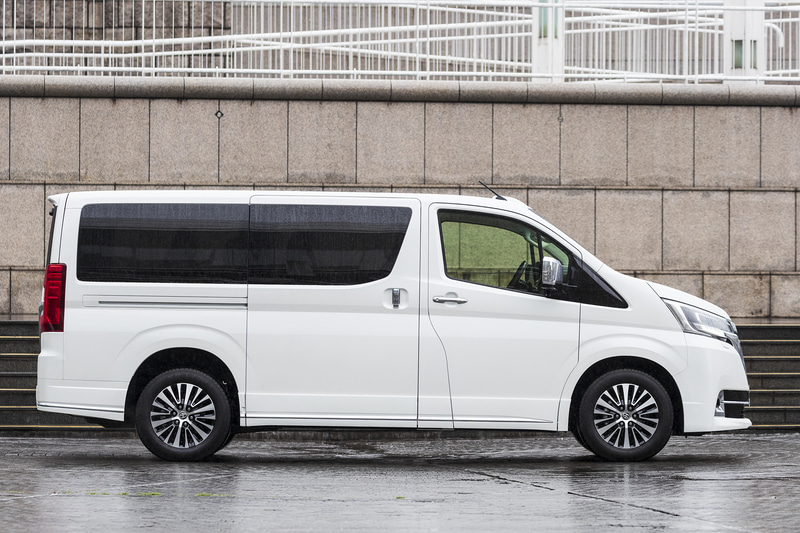 ボディサイズは5300×1970×1990mm（全長×全幅×全高）、ホイールベースは3210mm。最小回転半径は5.6m。車両重量は8人乗りのGが2770kg、6人乗りの「Premium」が2740kg