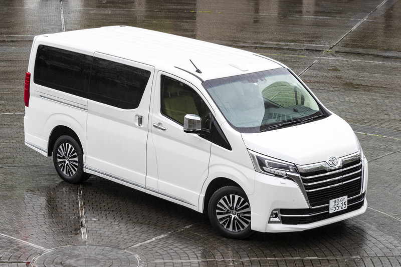 屋根にはアンテナ類を配置。全高が2m以下になるよう、少し低い車両前方に設置されている