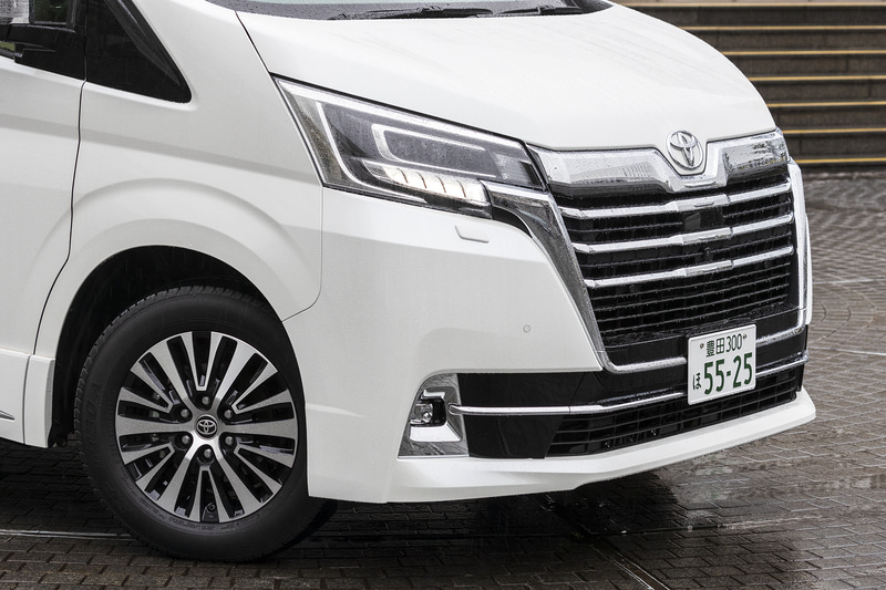 金属調加飾を用いることで迫力や高級感を演出している