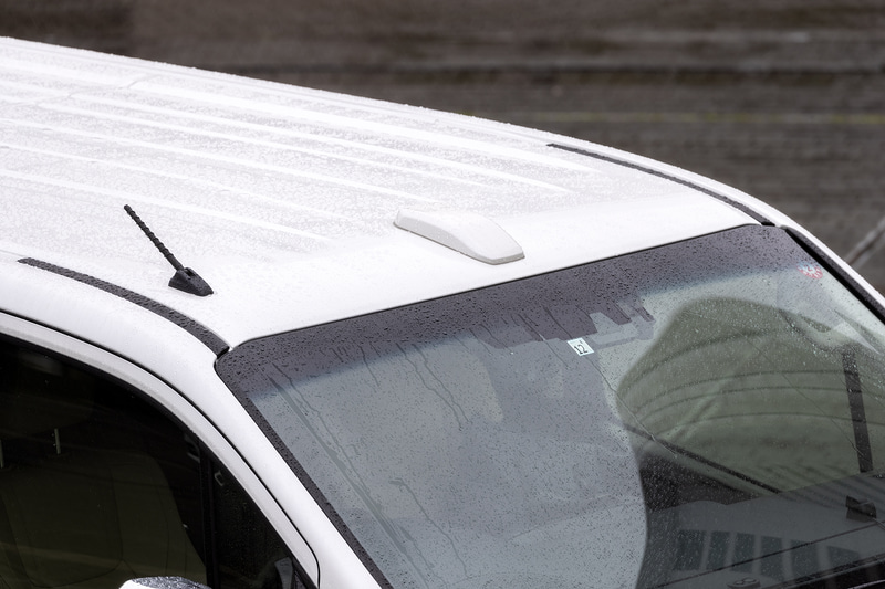 屋根にはアンテナ類を配置。全高が2m以下になるよう、少し低い車両前方に設置されている