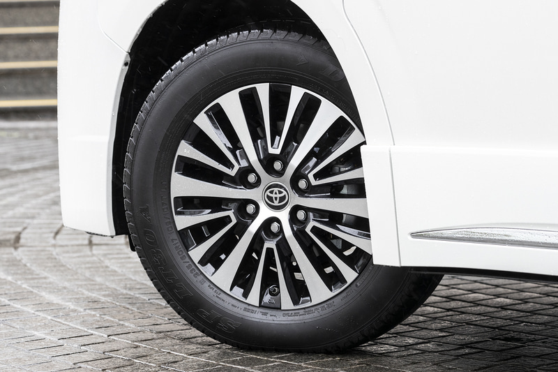 高級感あるデザインのホイールに組み合わせるのは、ダンロップ製のトラック・バス用タイヤ「SP LT30A」（サイズ：235/60R17）