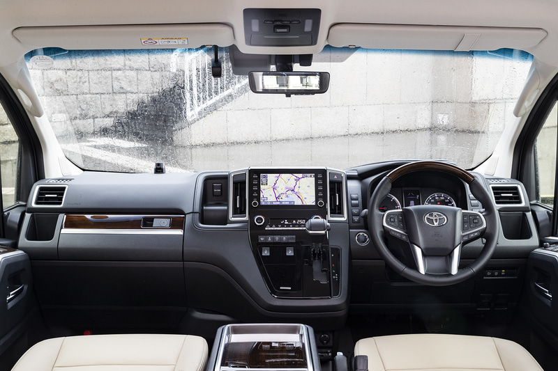 グランエース Gのインパネ。Premiumも装備は共通