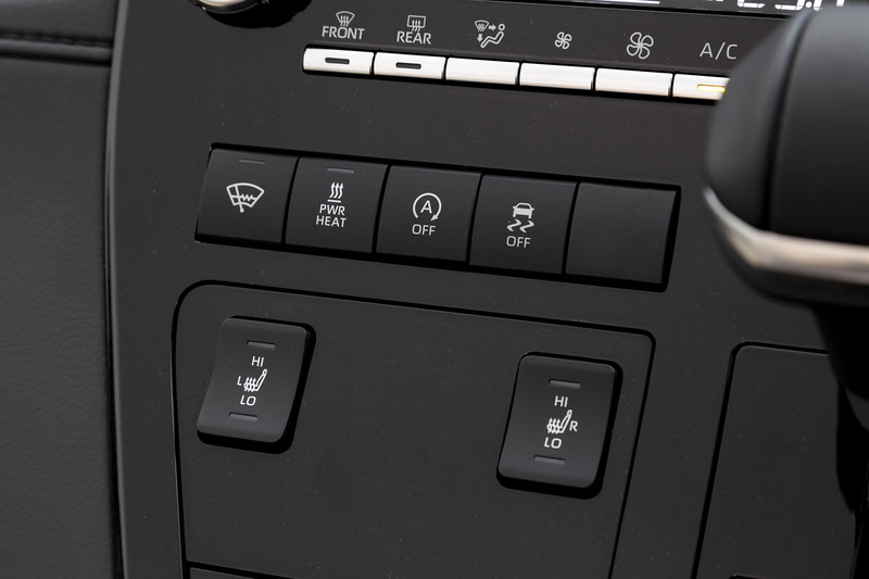 シフトノブ左側のスイッチ類。シートヒータースイッチの間には、リア席シートベルト非着用警告灯を備える