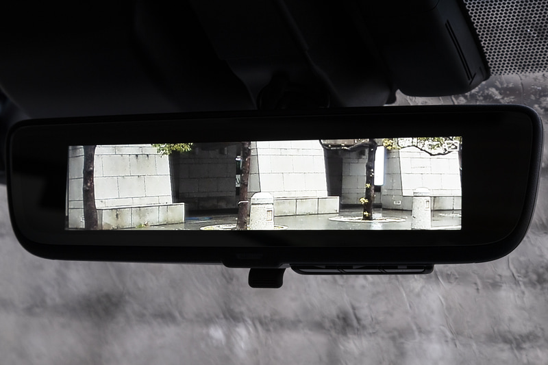 デジタルインナーミラーをONにすると、リアシートに乗員がいたり荷物を積載したりしていても、安全に後方を確認できるようになる