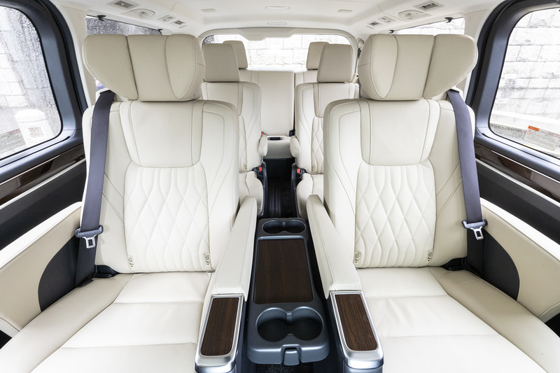 4列シート8人乗り仕様のインテリア