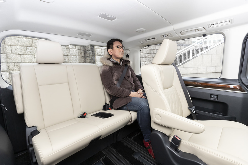 4列目の6：4分割チップアップシートに座ったところ。足下スペースはそれほど広くない