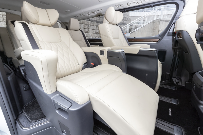 4列目をチップアップして最後方に移動させ、3列目も後方に移動して、2列目のオットマンを出したところ