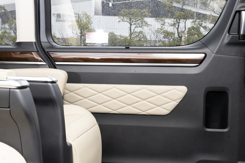 スライドドアトリムにシルフィー表皮・ステッチ付のオーナメントが追加される
