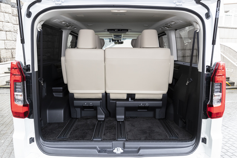 4列目シートをチップアップして、前方に動かしたところ