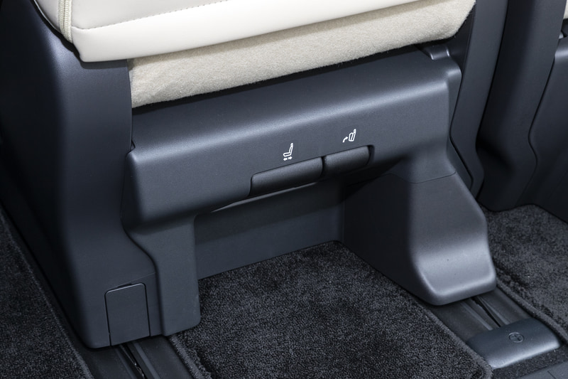 4列目は室内からだけでなく、荷室側からもシート下部のレバーで簡単に操作できるようになっている