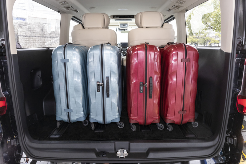 6人乗り仕様ではスーツケースを4つ積載可能