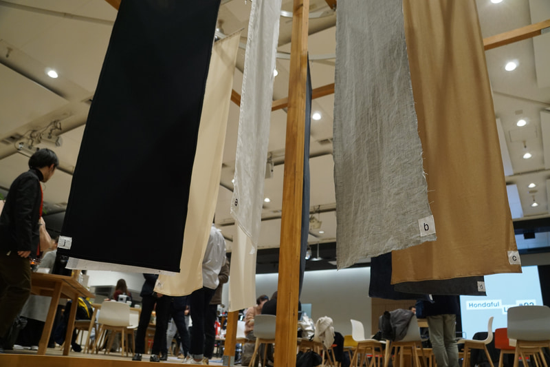触覚ブース「ここちよい肌触り」。デニム・シリコンゴム・和紙など10種類の多種多様な素材。手で素材に触れ、指先でその感触を確かめ、ここちよい肌触りを選択する