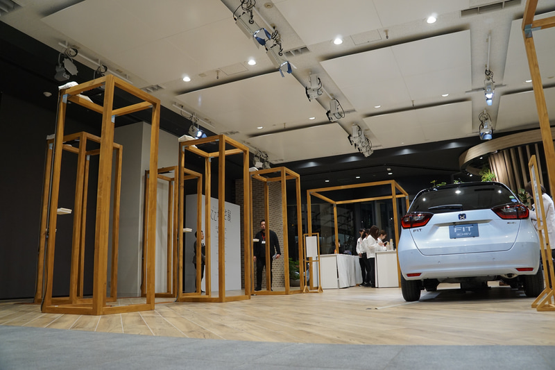 聴覚ブース「ここちよい音」。選択肢は「屋久島のせせらぎ」「朝霧高原の朝」など5種類（監修：サウンドヒーリング協会）。ブースの頭上に設置された指向性スピーカーから、日本国内や海外で採集された音が流れる。目を閉じて、耳を澄ませ、ここちよい音を選択する