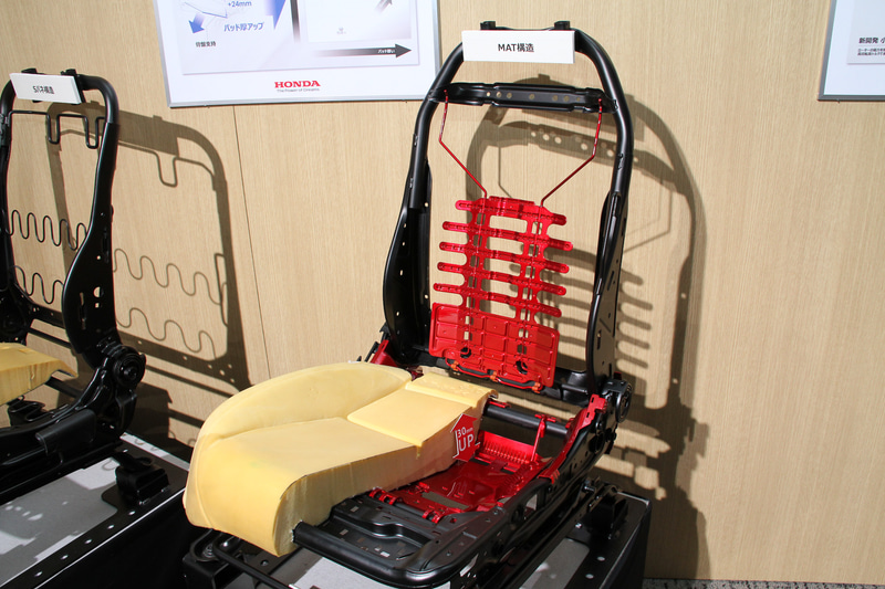 フロントシートで採用された、面支持構造の新世代フレームを持つ「ボディースタビライジングシート」。発表会会場では従来シートと構造が比較できる展示が行なわれた