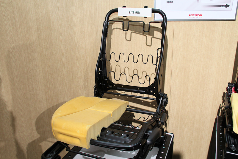フロントシートで採用された、面支持構造の新世代フレームを持つ「ボディースタビライジングシート」。発表会会場では従来シートと構造が比較できる展示が行なわれた